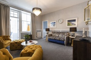 Phòng Suite Cao cấp | Khu phòng khách | TV 24-inch có truyền hình vệ tinh 