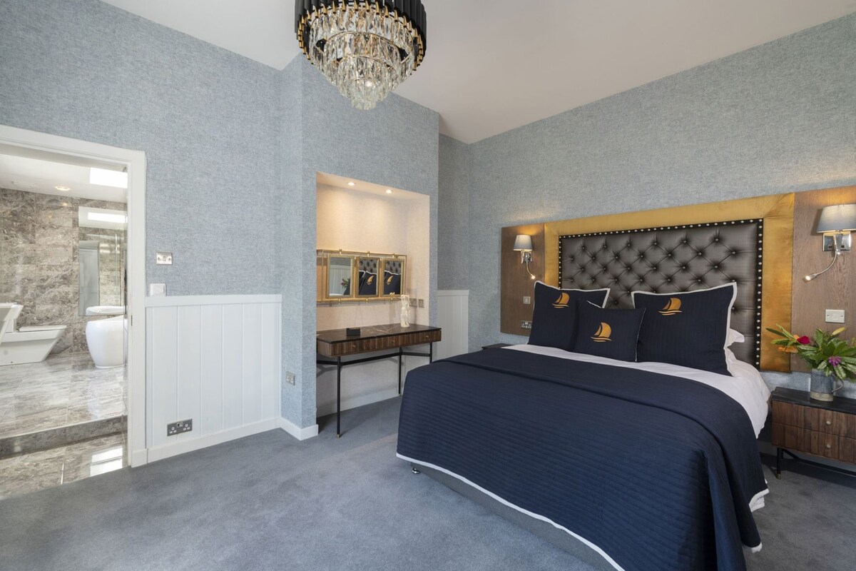 Sengetøy av topp kvalitet, minibar, skrivebord og strykejern/-brett