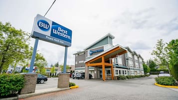 Welcome to the Best Western Peace Arch Inn, featuring a modern design and beautifully landscaped grounds.
