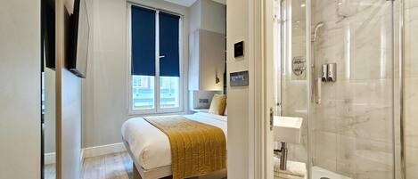 Pengeskab på værelset, mørklægningsgardiner, lydisolering