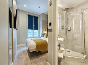 Zimmersafe, Verdunkelungsvorhänge, schallisolierte Zimmer