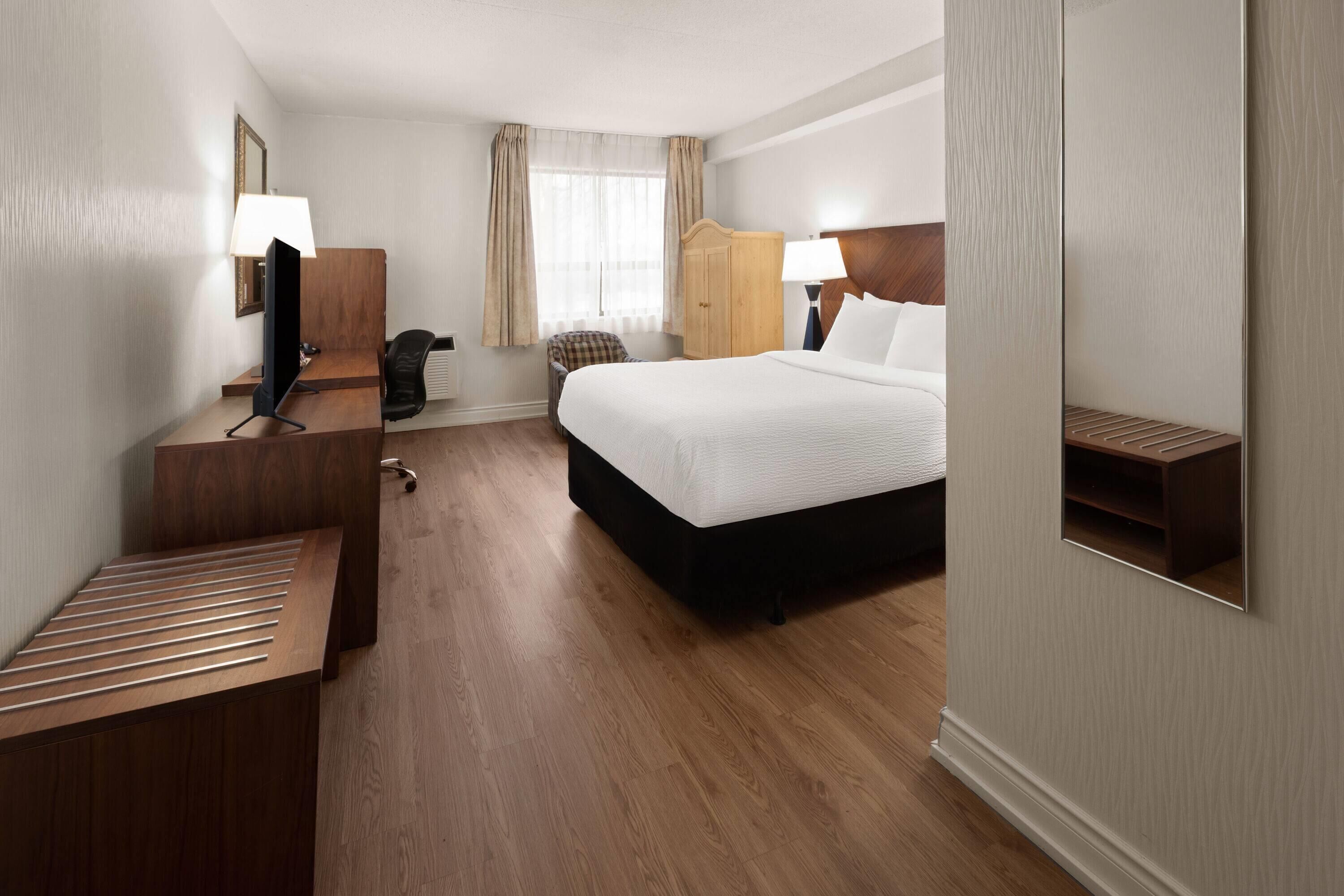 Room, 1 Queen Bed, Mobility Accessible, Non Smoking (Bathtub w/ Grab Bars) | Premium bedding, desk, blackout drapes, iron/ironing board