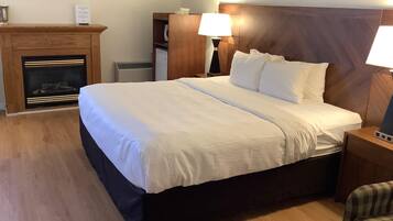 Studio Suite, 1 King Bed, Non Smoking, River View | Premium bedding, desk, blackout curtains, iron/ironing board