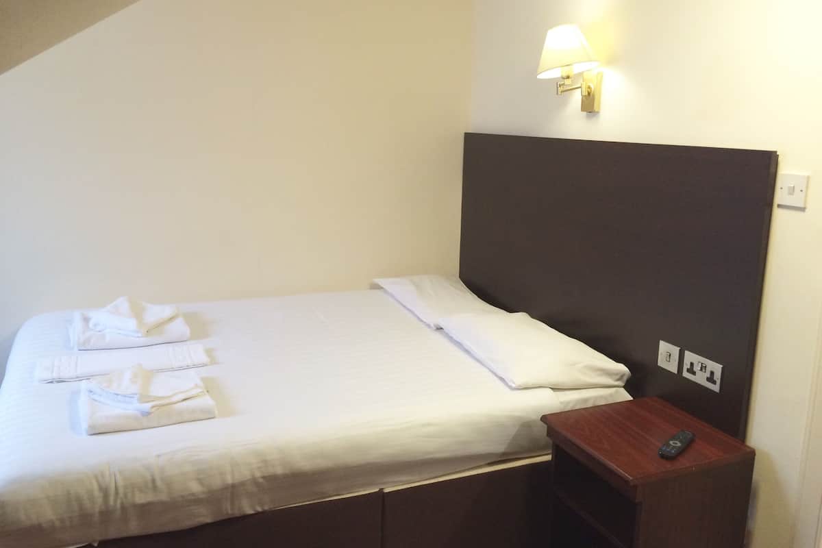 Habitación doble económica | Caja de seguridad en la habitación, escritorio y insonorización