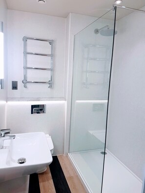 Shower, free toiletries, hair dryer, towels - Rennie Mackintosh Station Hotel (Glasgow)
