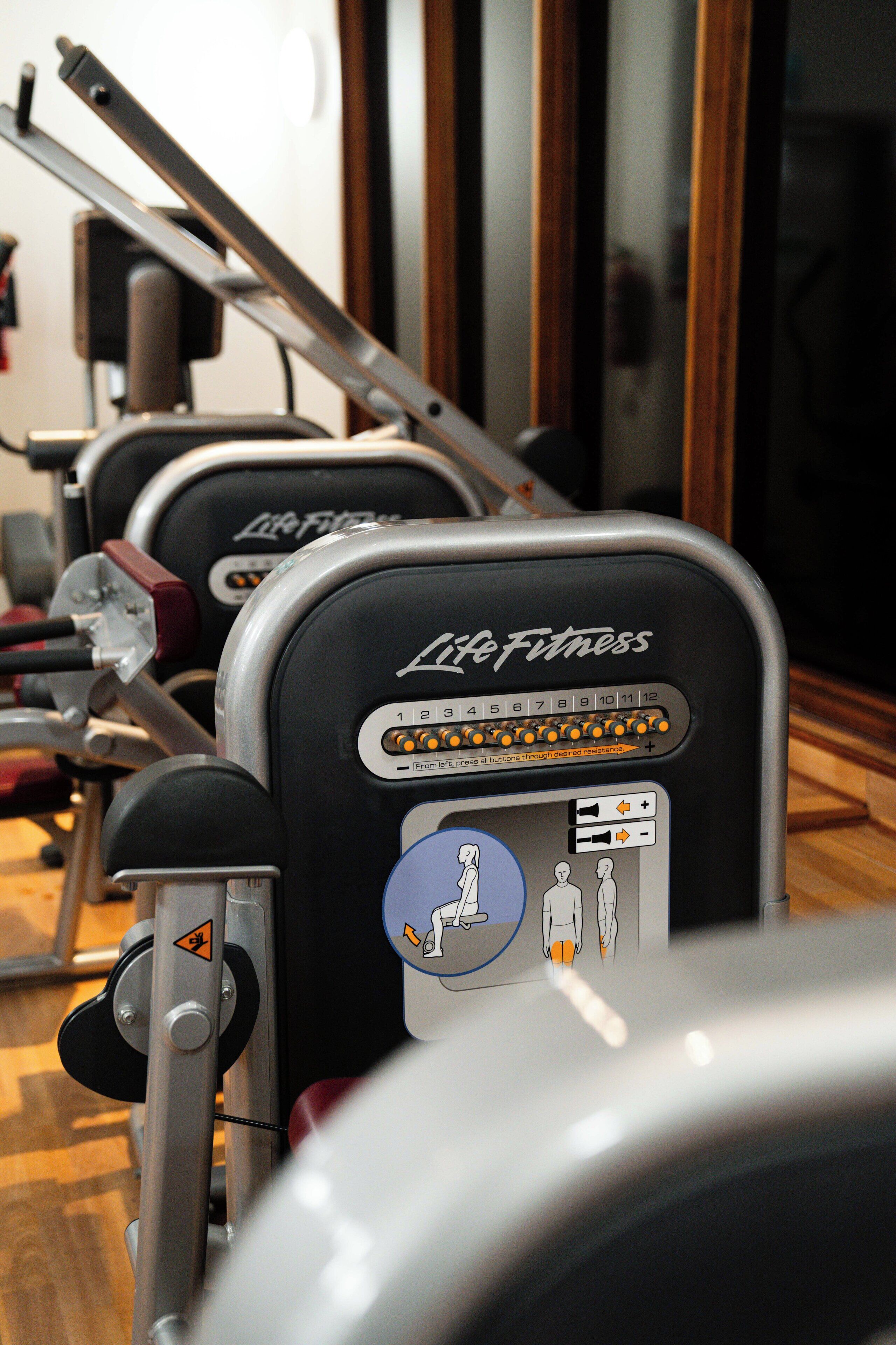 Varias máquinas de ejercicio Life Fitness en un gimnasio.