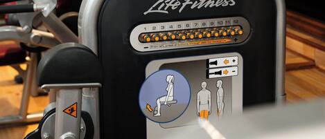 Varias máquinas de ejercicio Life Fitness en un gimnasio.