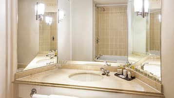 Kombinert dusj/badekar, toalettartikler (inkludert) og hårføner