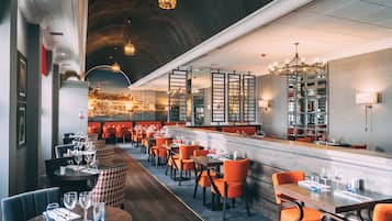 Aperto a colazione, pranzo e cena, cucina britannica