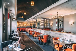 供應早餐、午餐和晚餐，英國料理