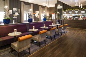 供应午餐、晚餐和早午餐