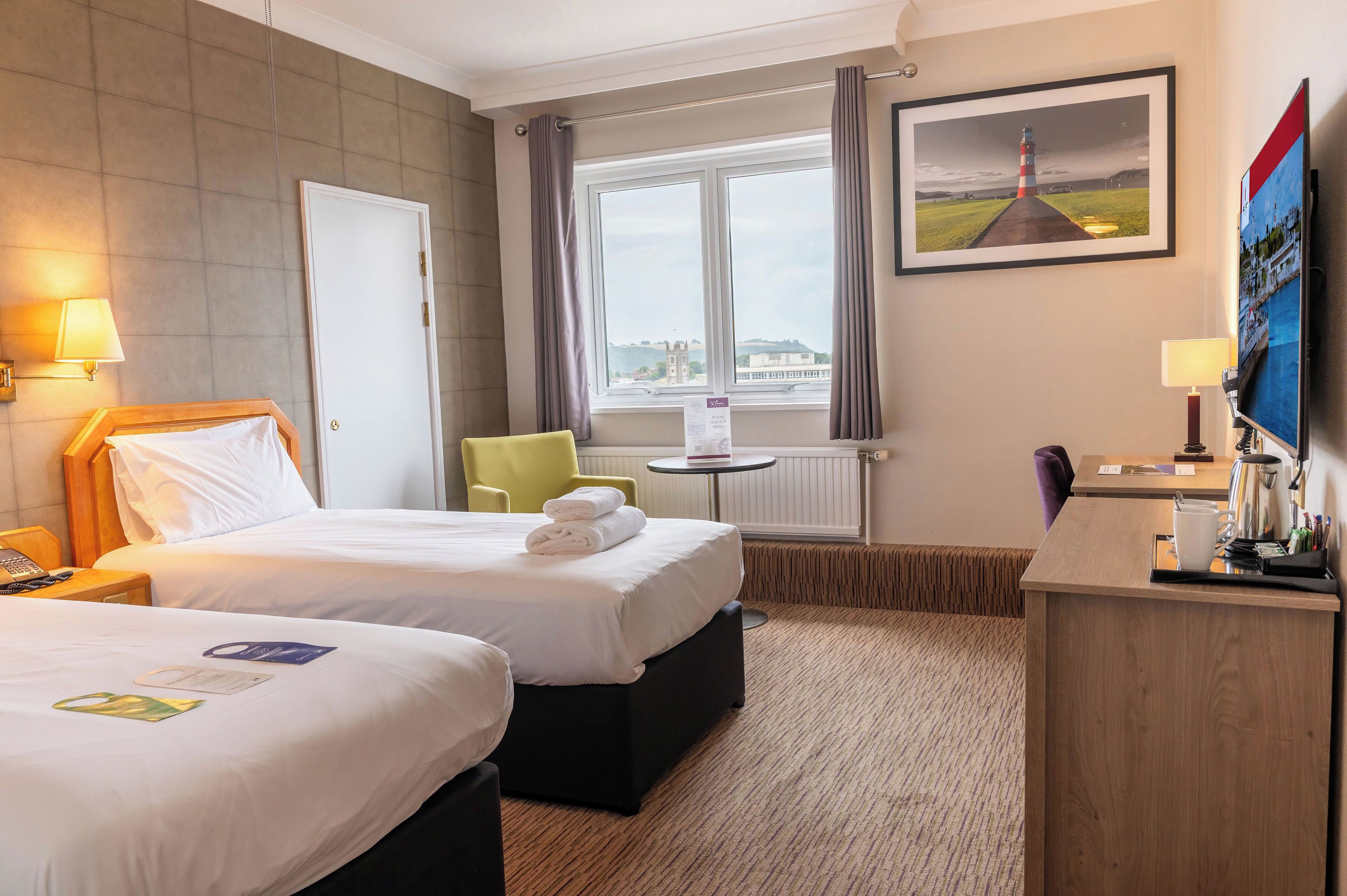 Safe på rommet, skrivebord, strykejern/-brett og wi-fi (inkludert)