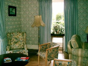 Iron/ironing board, rollaway beds, free WiFi