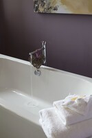 Deluxe Room, 1 King Bed with Sofa bed | Bathroom