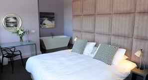 Suite familiar | Escritorio, tabla de planchar con plancha, wifi gratis y ropa de cama 