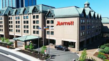Et Marriott hotel med moderne arkitektur, med et tydeligt 'Marriott' skilt på facaden.