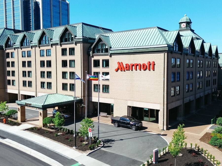 Et Marriott hotel med moderne arkitektur, med et tydeligt 'Marriott' skilt på facaden.