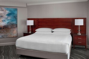 Premium bedding, down comforters, pillowtop beds, desk - Halifax Marriott Harbourfront Hotel (Halifax)