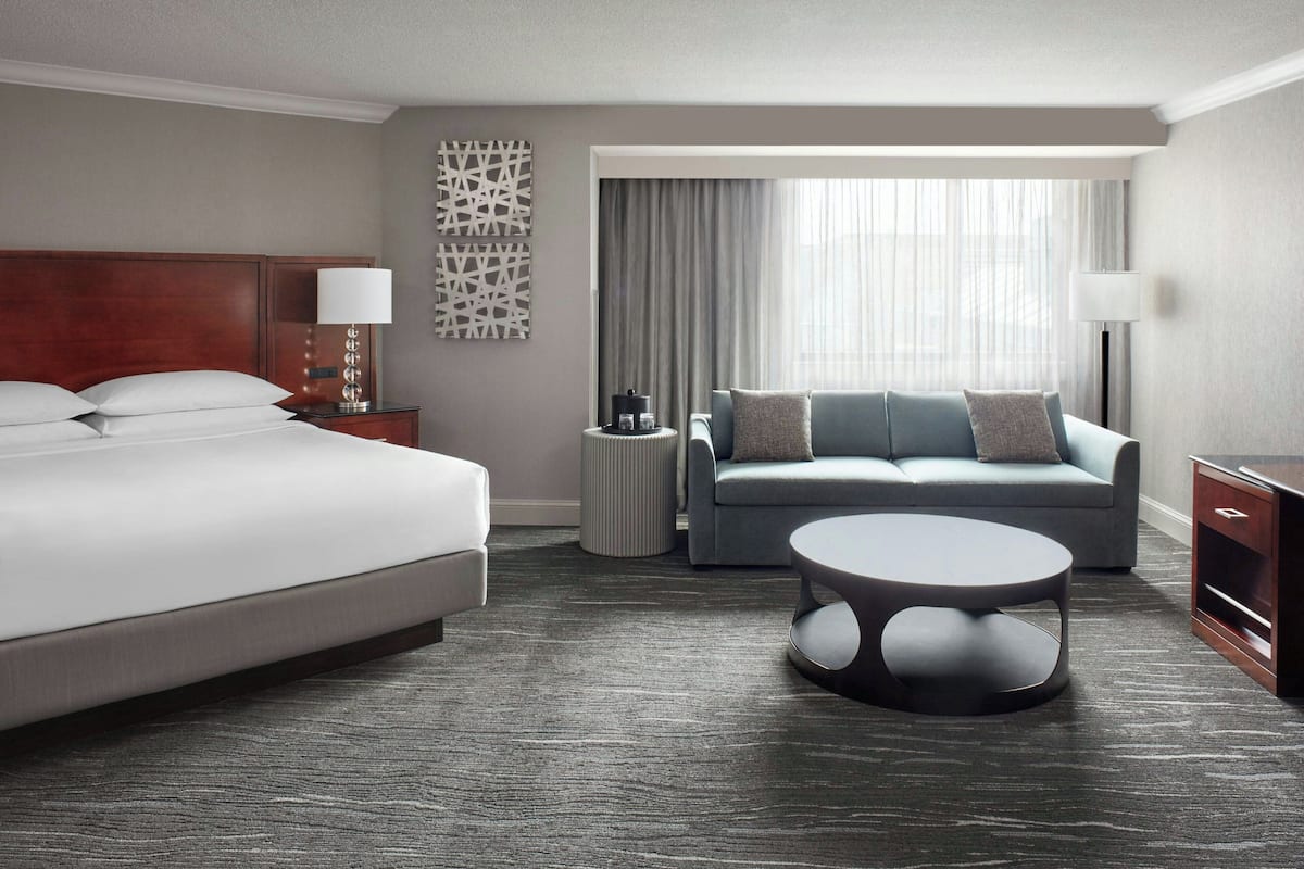 Suite ejecutiva, 1 cama King size y sofá cama | Ropa de cama de alta calidad, edredón y camas con pillow-top