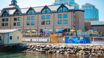 2 restaurants, servant le déjeuner et le dîner; cuisine locale