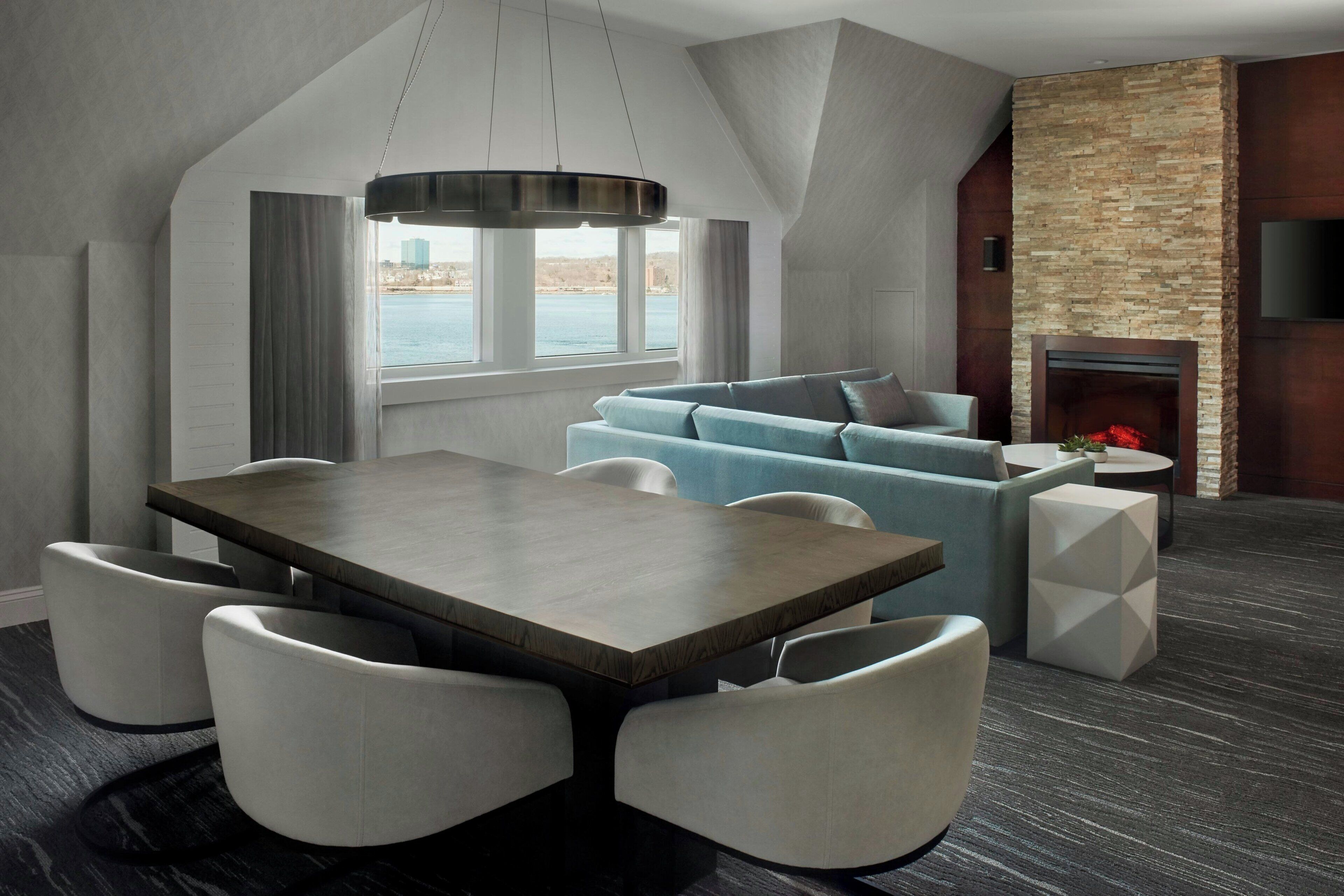 高級寢具、羽絨被、特厚豪華床墊、書桌