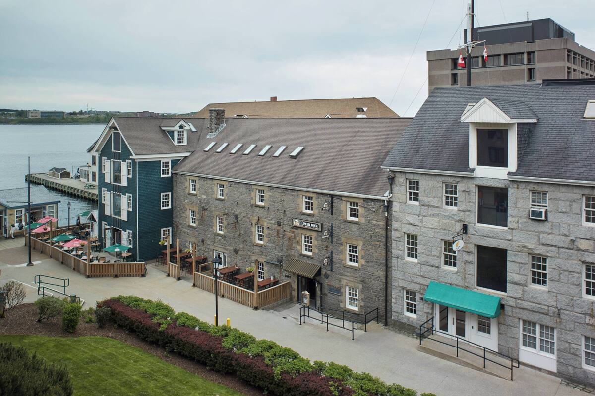 room, 1 king bed, non smoking | premium bedding, down duvets, pillow-top beds, desk