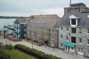 Room, 1 King Bed, Non Smoking | Premium bedding, down comforters, pillowtop beds, desk