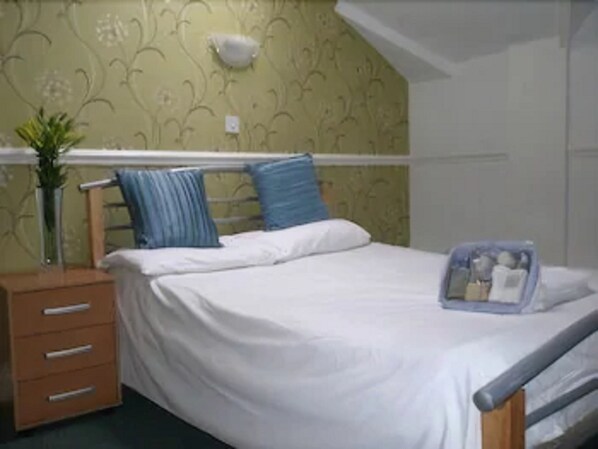 Iron/ironing board, free WiFi, bed sheets