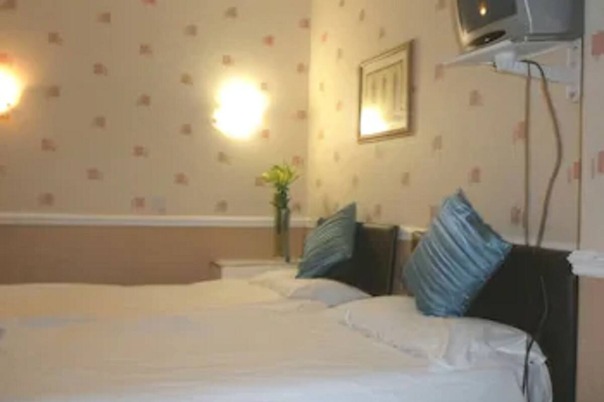 Iron/ironing board, free WiFi, bed sheets