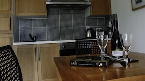 Suite – standard, 2 soverom, balkong (Suite 6) | Eget kjøkken | Kaffetrakter/tekoker, kjøleskap, mikrobølgeovn og ovn