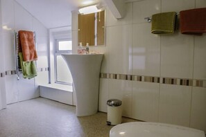 Standard Suite, 2 Bedrooms, Balcony (Suite 5) | Bilik Mandi | Pancuran mandi, pengering rambut, tuala disediakan 