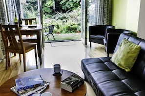 Suite Standard, 1 chambre, vue jardin, rez-de-chaussée (Suite 3) | Coin séjour | Télévision à écran plat de 50 pouces avec chaînes numériques, télévision