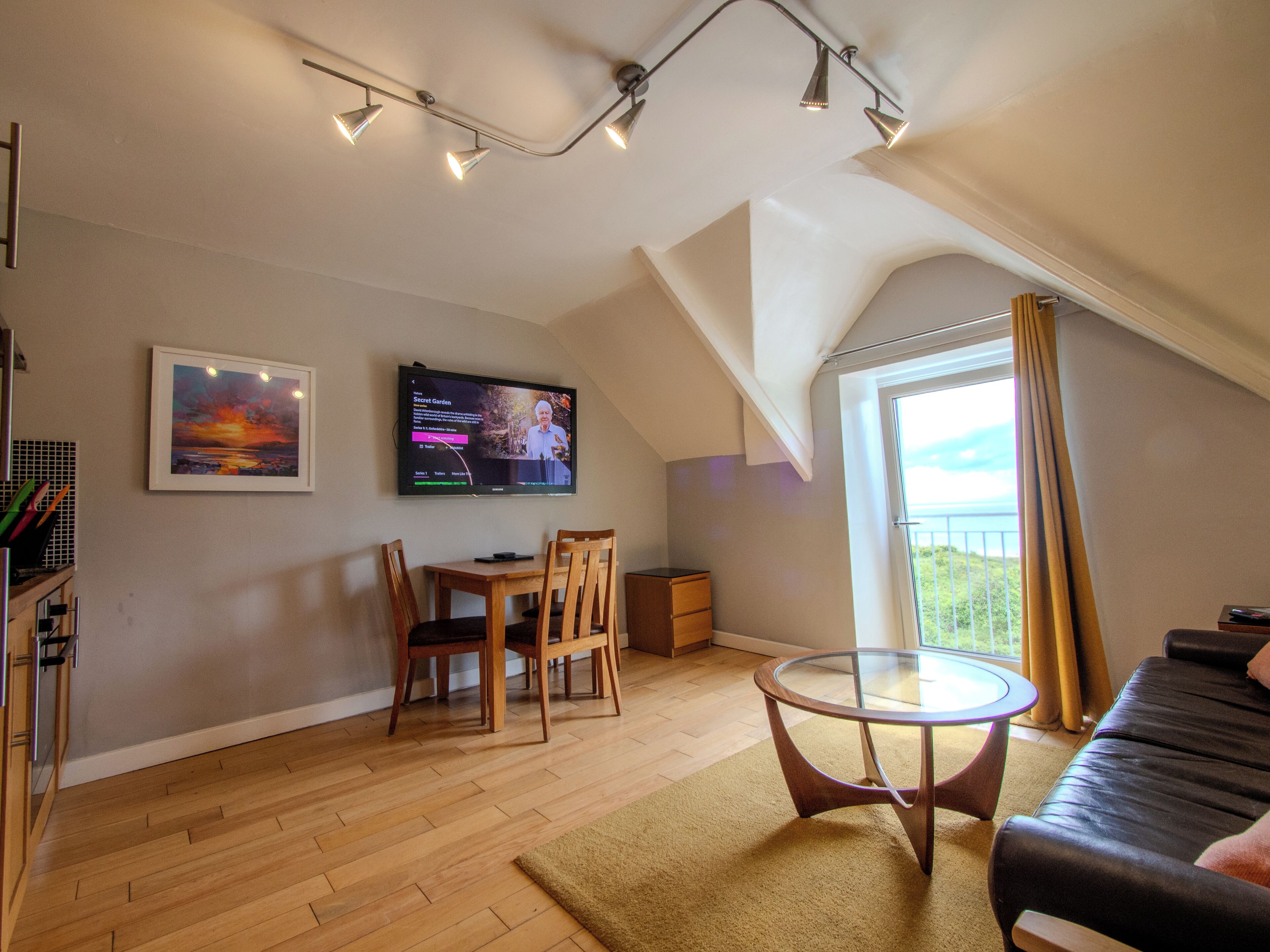 Standard Suite, 2 Bedrooms, Balcony (Suite 8) | Ruang tamu | 50 inci televisyen skrin rata dengan digital, TV, pemain DVD