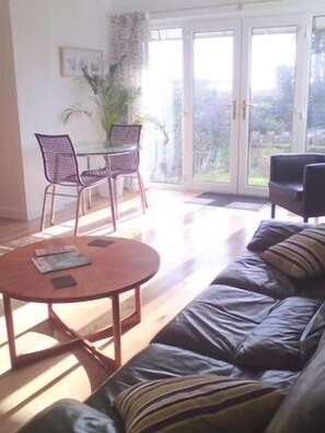Suite estándar, 1 habitación, vista al jardín, planta baja (Suite 2) | Área de sala de estar | Televisión de pantalla plana de 50 pulgadas con canales digitales 