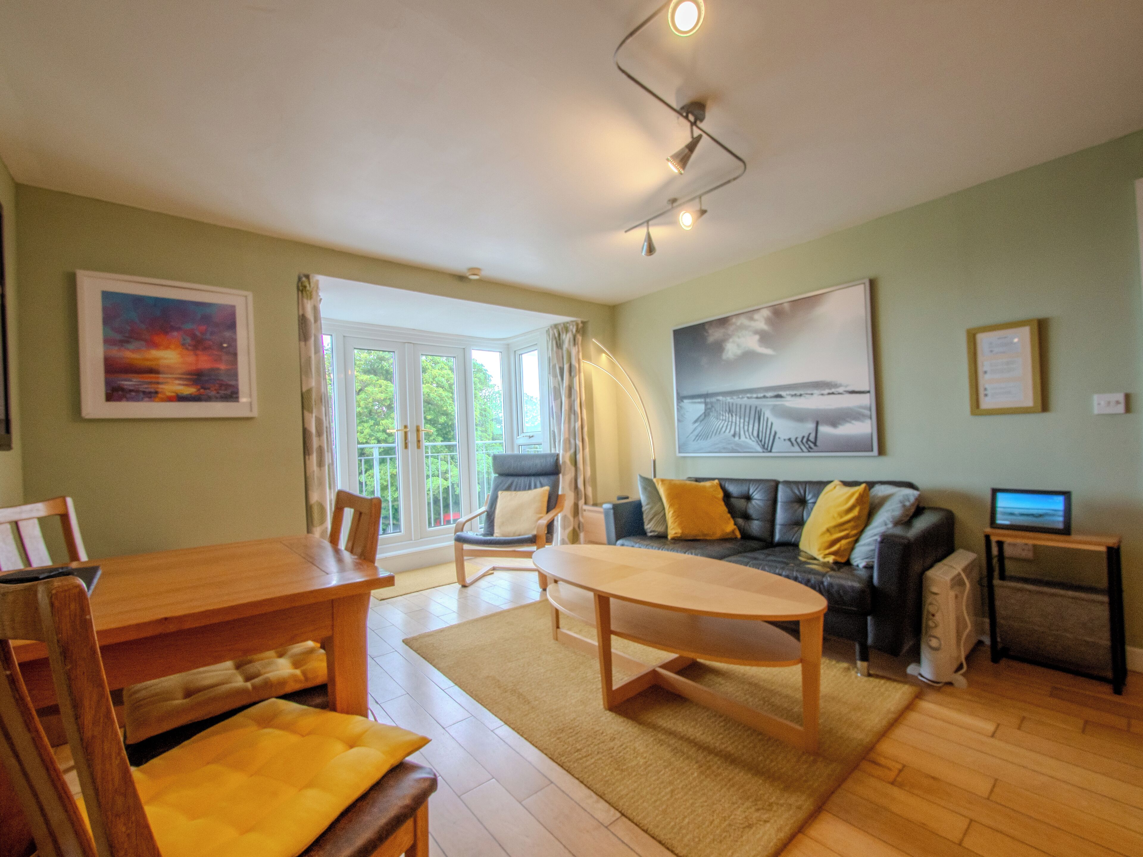 Standard Suite, 2 Bedrooms, Balcony (Suite 6) | Ruang tamu | 50 inci televisyen skrin rata dengan digital, TV, pemain DVD