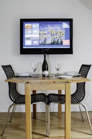 Standard Suite, 1 Bedroom, Balcony (Suite 7) | In-room dining - Culver House Hotel (Swansea)