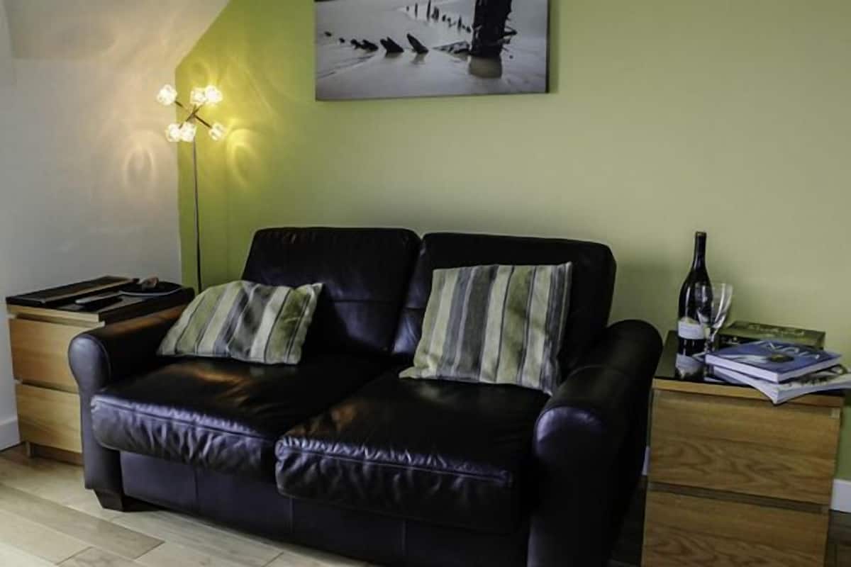 Standard Suite, 1 Bedroom, Balcony (Suite 7) | Living area