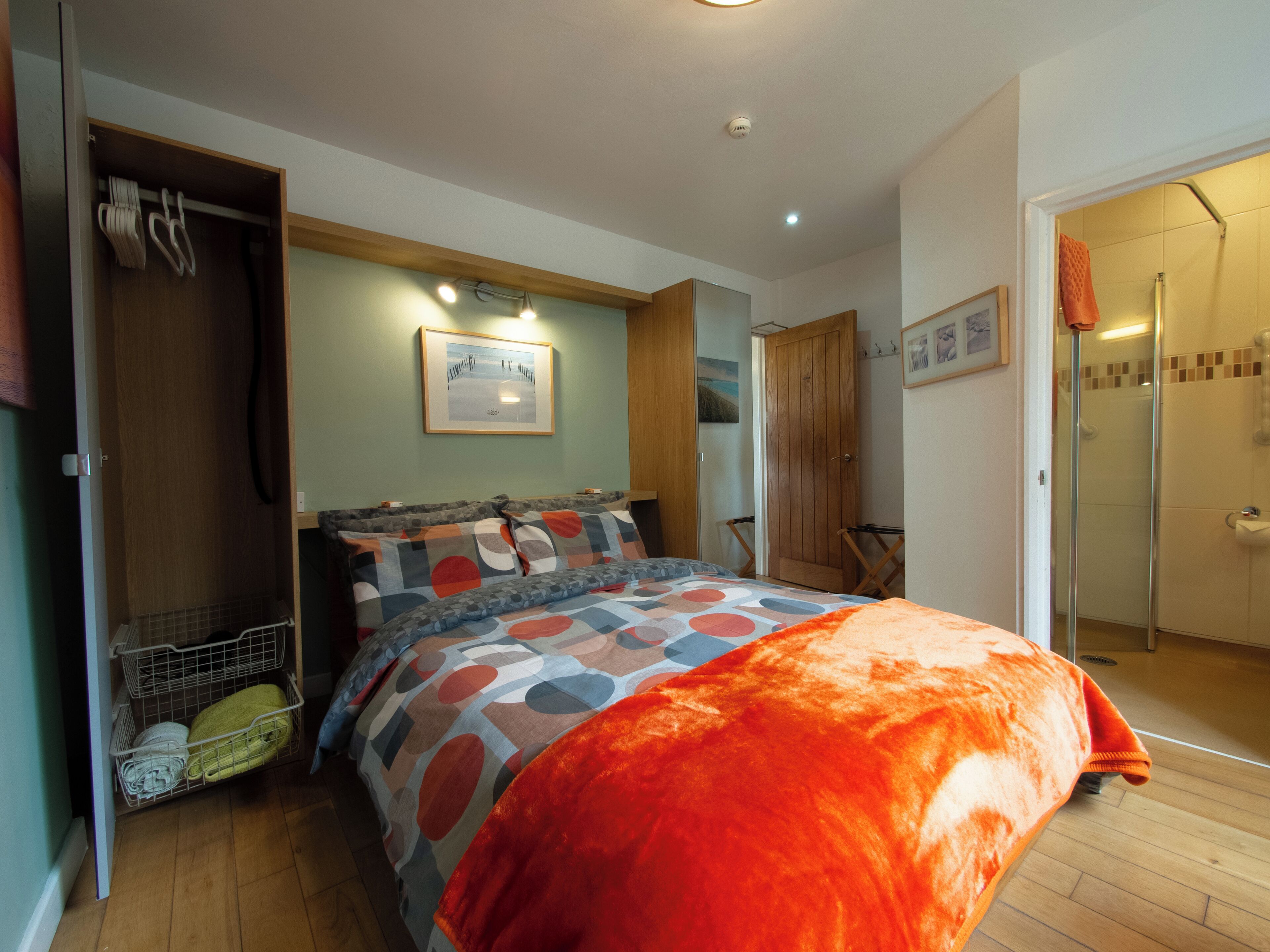 Standard Suite, 1 Bedroom, Garden View, Ground Floor (Suite 3) | Seterika/papan seterika, katil bayi/kot (percuma), Wi-fi percuma 