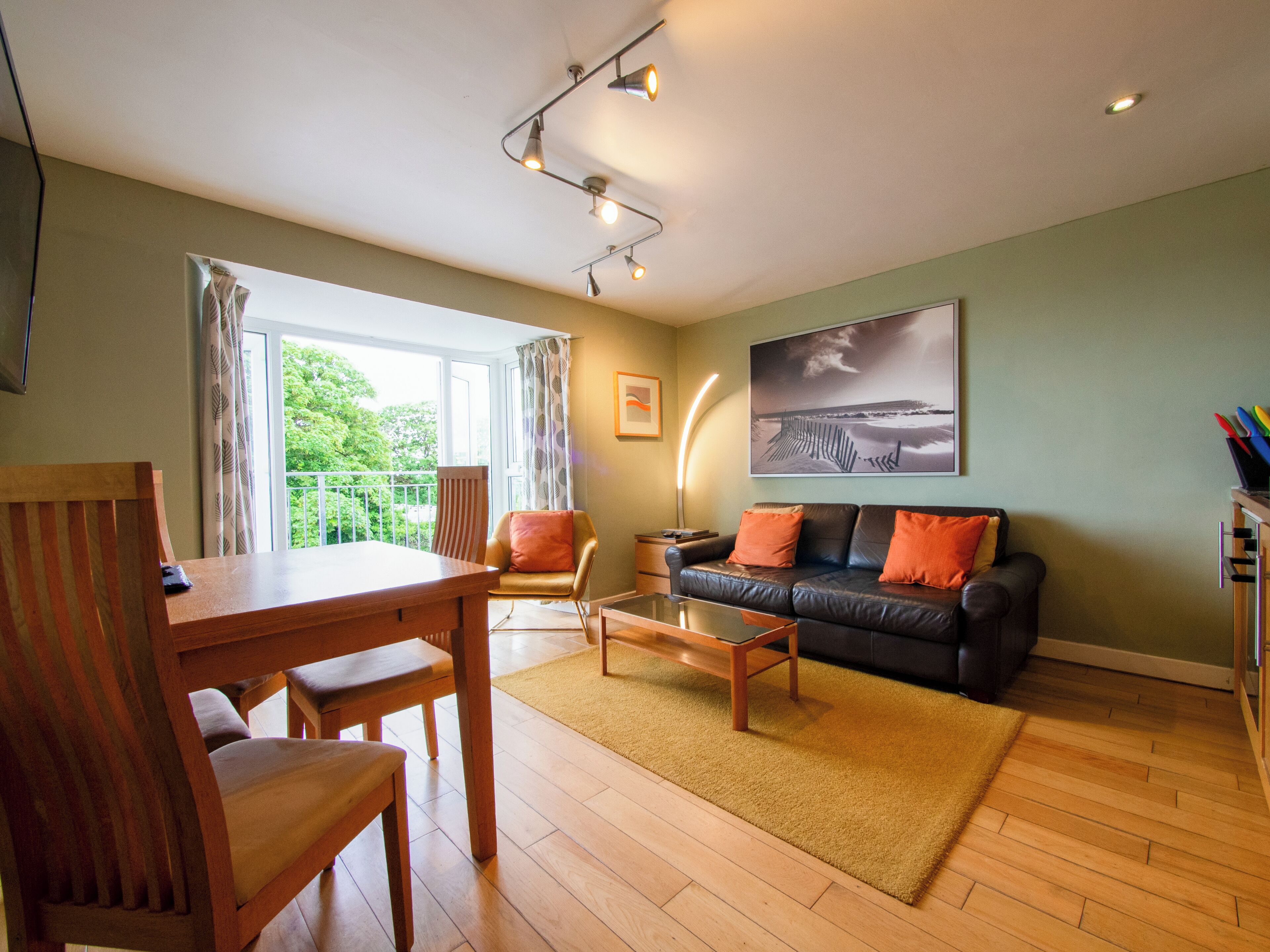 Standard Suite, 2 Bedrooms, Balcony (Suite 5) | Ruang tamu | 50 inci televisyen skrin rata dengan digital, TV, pemain DVD