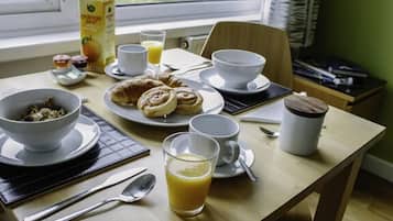 Economy Suite, Ground Floor (Suite 4) | Private kitchen | Fridge, microwave, oven, stovetop