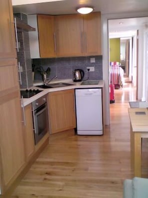 Suite Économique, 1 chambre, rez-de-chaussée (Suite 1) | Cuisine privée | Réfrigérateur, micro-ondes, four, plaque de cuisson
