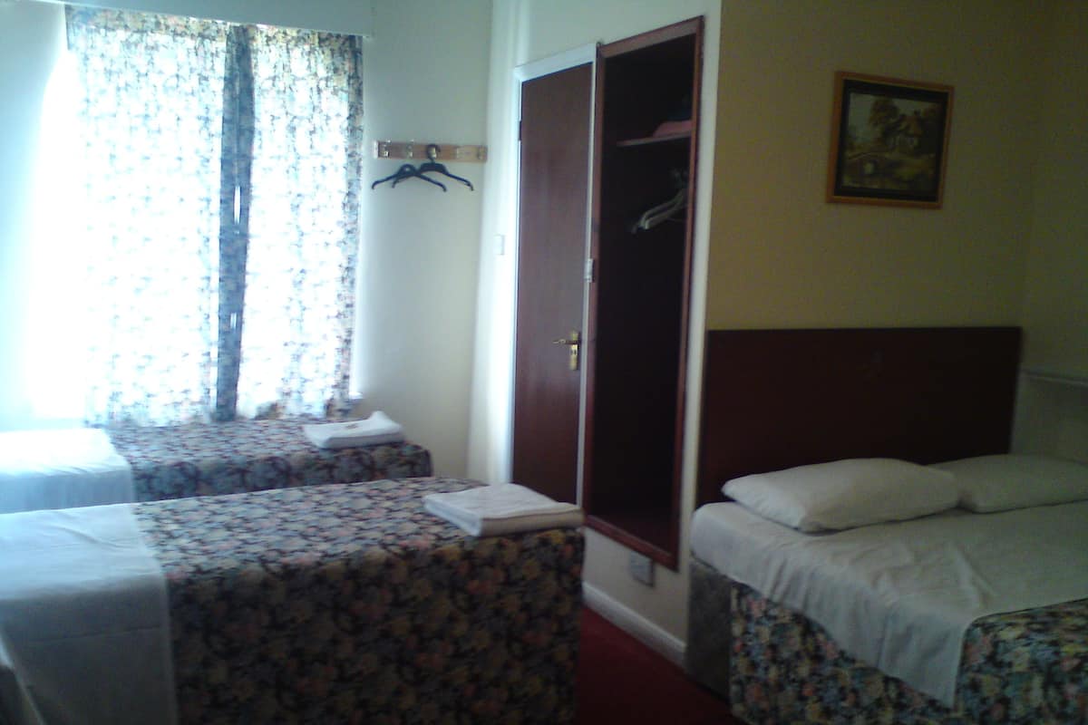 Vierbettzimmer, mit Bad (No lift) | Wohnbereich | DVD-Player