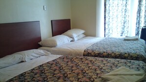 Chambre Triple, salle de bains attenante (No lift)
