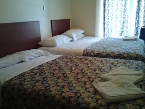 ห้องทริปเปิล, ห้องน้ำในตัว (No lift) | เตียงพร้อมฟูกเสริมที่นอน, เตารีด/โต๊ะรีดผ้า, Wi-Fi ฟรี