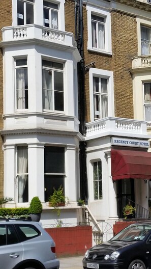 Property entrance - Regency Court (London)