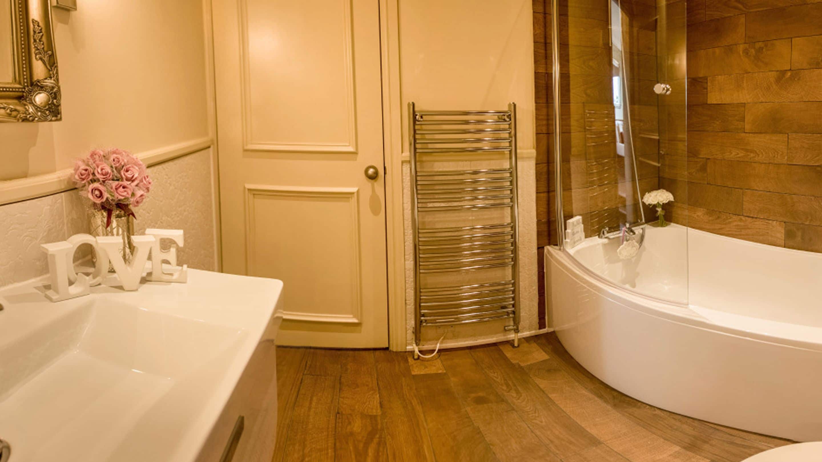 suite | bathroom | combined shower/bathtub, free toiletries, hair dryer, towels