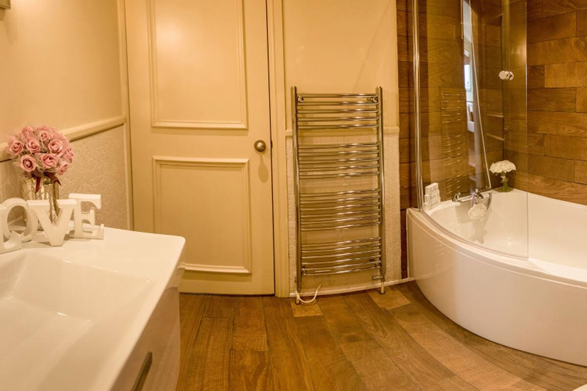 suite | bathroom | combined shower/bathtub, free toiletries, hair dryer, towels