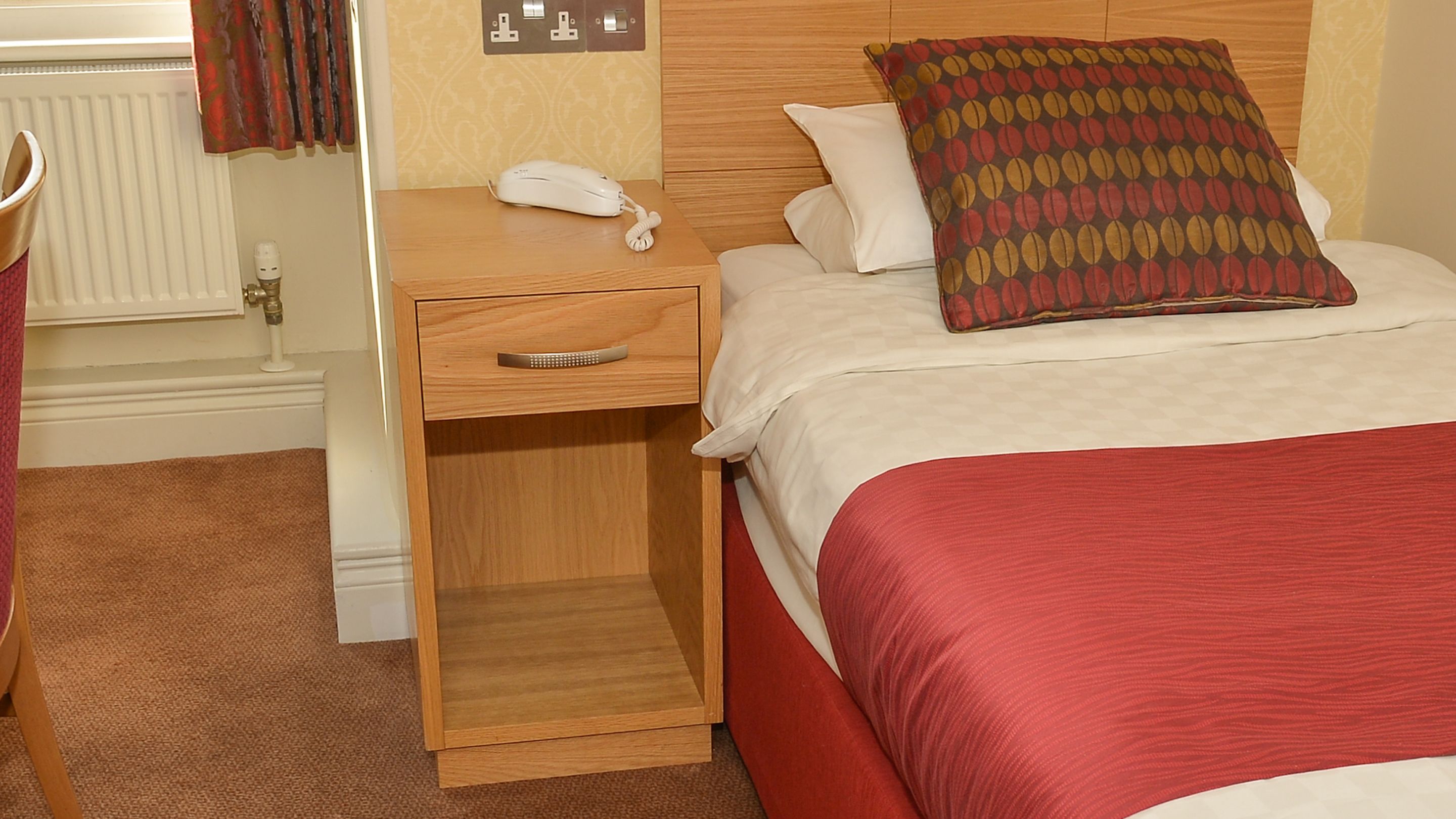 Tabla de planchar con plancha, wifi gratis y ropa de cama 