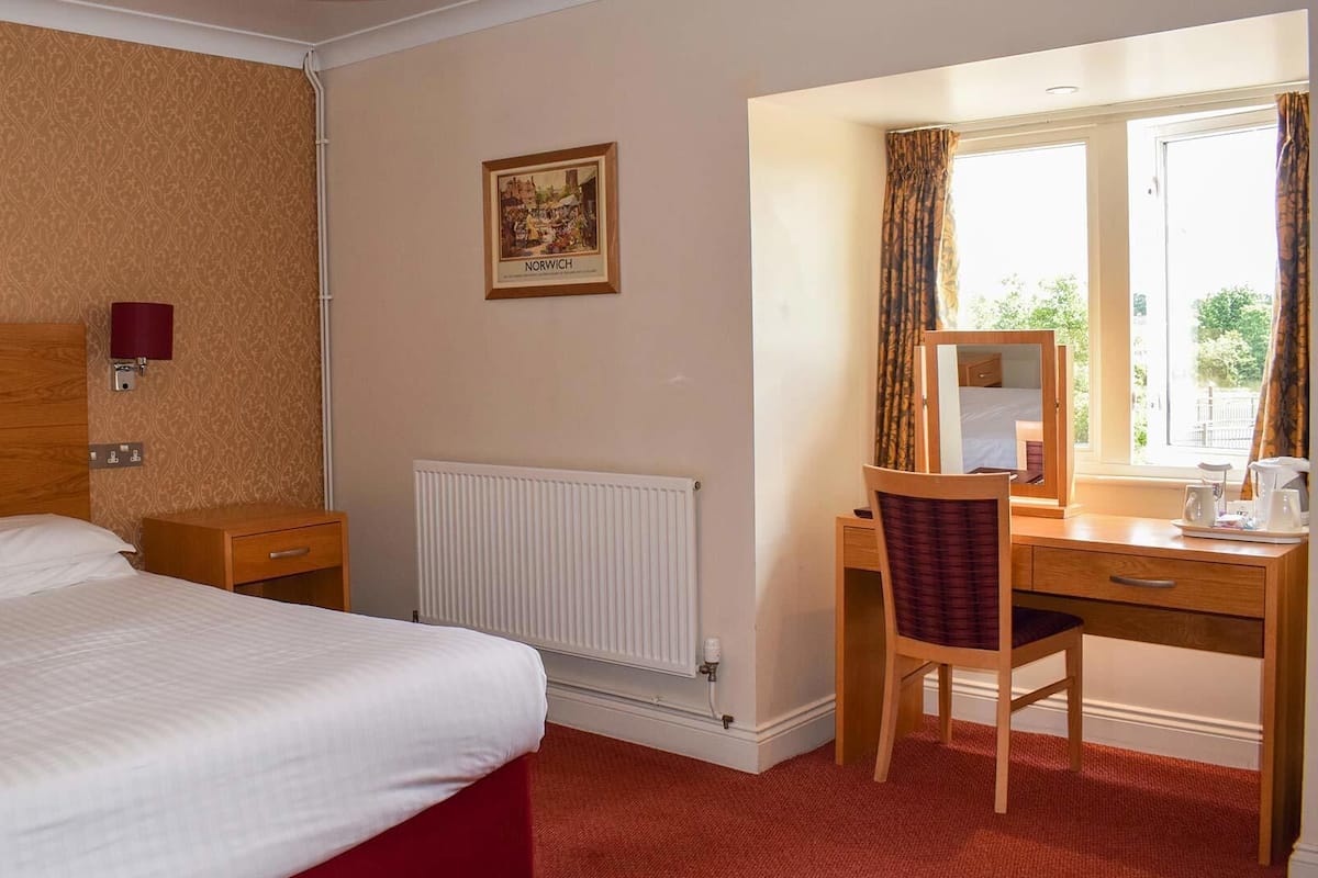 Chambre supérieure double | 1 chambre, fer et planche à repasser, accÚs au Wi-Fi (inclus)