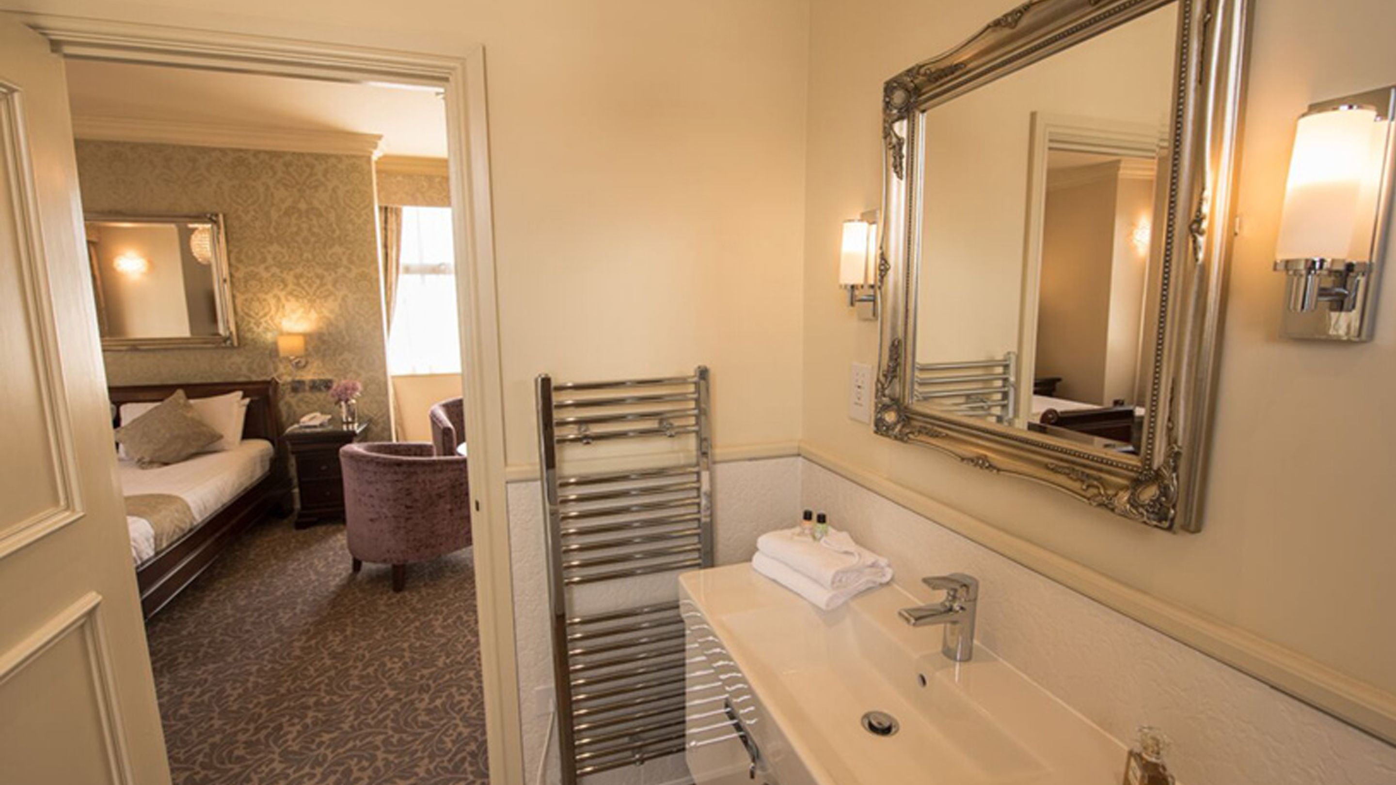suite | bathroom | combined shower/bathtub, free toiletries, hair dryer, towels